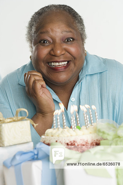 ältere Frau feiert Geburtstag