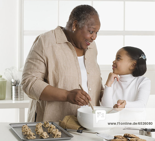 Senior  Senioren  Frau  Produktion  Enkeltochter  Keks