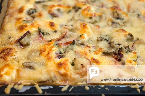 Pizza mit Champignons und Käse überbacken