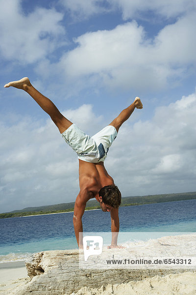 Mann üben Yoga Südamerika
