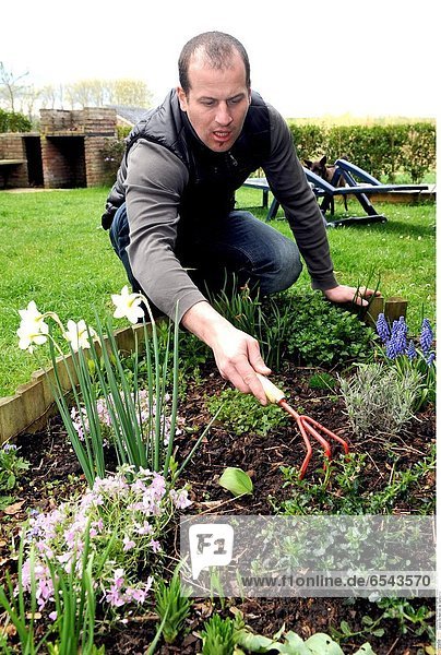 Ein Mann bei der Gartenarbeit