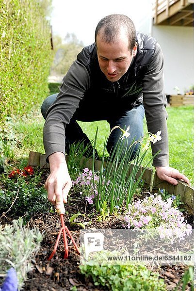 Ein Mann bei der Gartenarbeit