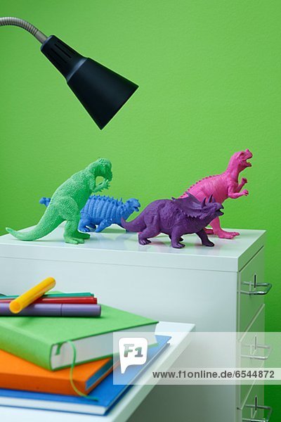 Farbaufnahme  Farbe  Spielzeug  Schrank  Dinosaurier
