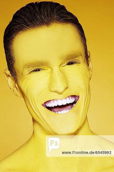 Studioaufnahme  Portrait  Mann  lachen  gelb  streichen  streicht  streichend  anstreichen  anstreichend  jung