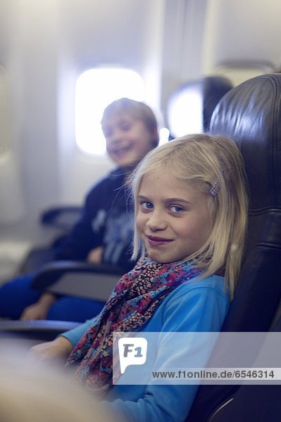 Flugzeug  Junge - Person  Mädchen