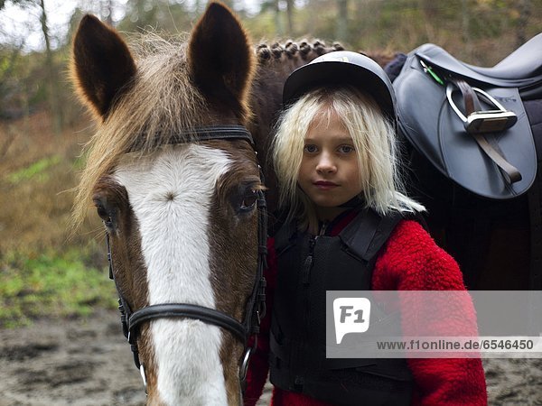 Porträt des Mädchens mit Pferd