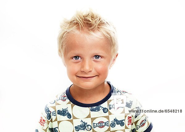 Studioaufnahme  Portrait  sehen  lächeln  Junge - Person  Blick in die Kamera