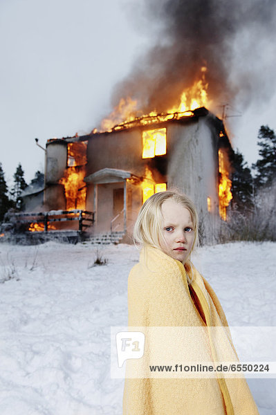 Rettung verbrennen Wohnhaus frontal Mädchen