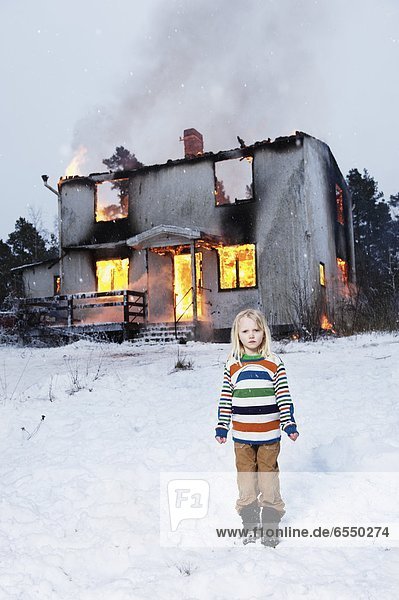 stehend verbrennen Wohnhaus 1 frontal Mädchen