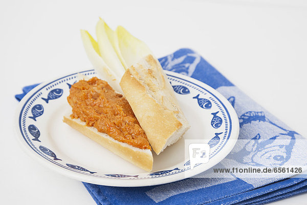 Baguette-Sandwich mit Thunfisch und Tomaten auf dem Teller