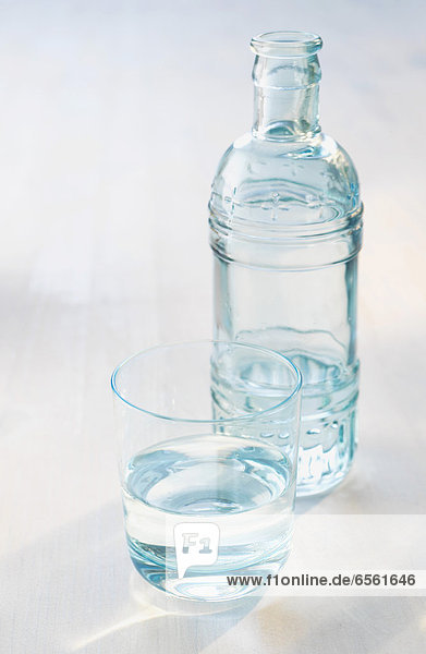 Flasche und Glas mit Wasser  Nahaufnahme