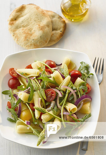Campanelle-Salatteller mit wildem Spargel und Naan auf dem Tisch