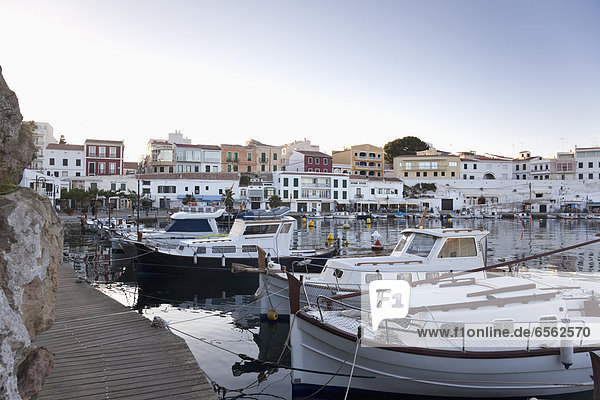 Spanien  Menorca  Blick auf Hafen und Altstadt von Es Castell im Abendlicht