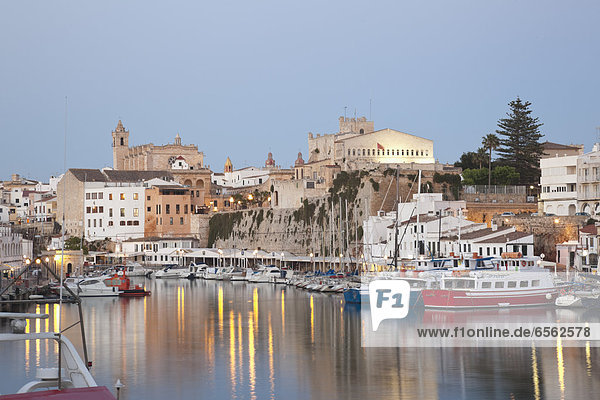 Spanien  Menorca  Blick auf Ciutadella mit Rathaus und Kathedrale