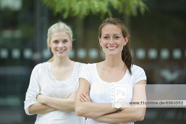 Deutschland  Nordrhein-Westfalen  Köln  Junge Studenten lächeln  Portrait