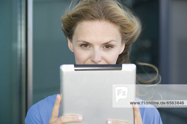 Europe  Germany  North Rhine Westphalia  Duesseldorf  Businesswoman with digital tablet  smiling  portrait