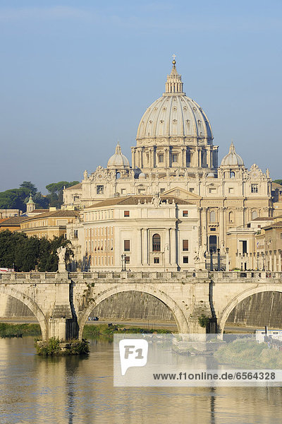 Europa  Italien  Rom  Blick auf die Peterskirche mit Tiber im Vatikan