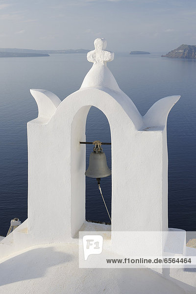 Griechenland  Glockenturm vor der Caldera bei Oia