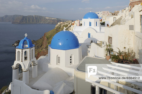 Griechenland  Blick auf die klassische weiß getünchte Kirche im Dorf Oia