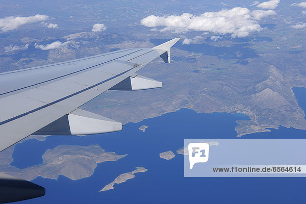 Griechenland  Blick vom Flugzeug mit Flügel auf einen Teil des Golfes von Korinth am Ionischen Meer