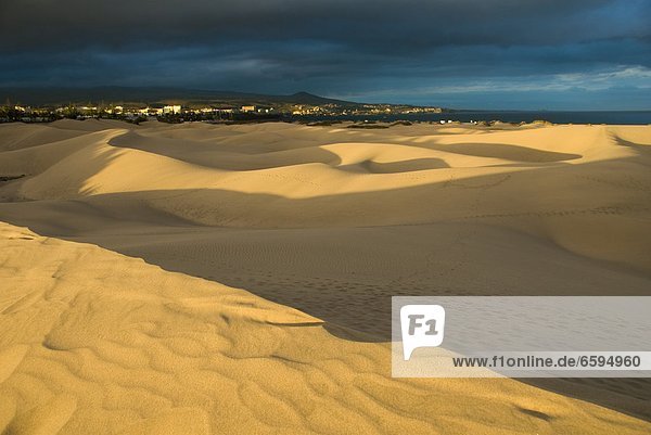Spanien Kanarische Inseln Gran Canaria Maspalomas Duenen Sanduenen Duenen am Meer Abendlicht *** Local Caption ***