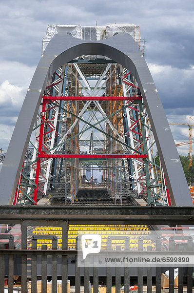 Bau der neuen Mainbrücke Ost  Frankfurt am Main  Hessen  Deutschland  Europa  ÖffentlicherGrund