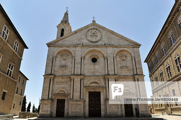 Renaissance-Fassade des Doms  Dom von Pienza  erbaut 1459-1462  Pienza  Toskana  Italien  Europa