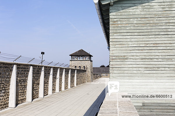 Baracke und Wachturm im Konzentrationslager Mauthausen  Perg  Oberösterreich  Österreich  Europa