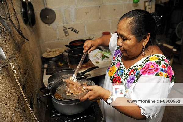 Frau kocht in einfacher Küche  Cancun  Halbinsel Yucatan  Bundesstaat Quintana Roo  Mexiko  Lateinamerika  Nordamerika