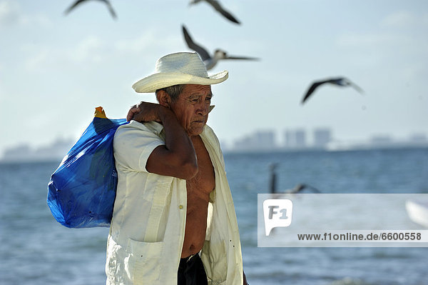 Old fisherman walking on Puerto Juarez beach  Cancun  Yucatan Peninsula  Quintana Roo  Mexico  Latin America  North America