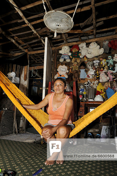 sitzend Armut arm arme armes armer Bedürftigkeit bedürftig Frau Einfachheit Hängematte Nordamerika Mexiko Nachbarschaft lateinamerikanisch Cancun Quintana Roo Halbinsel Yucatan