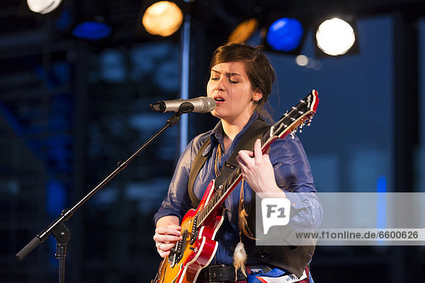 Die britische Folksängerin Charlene Soraia live vor dem KKL Plaza beim Blue Balls Festival in Luzern  Schweiz  Europa