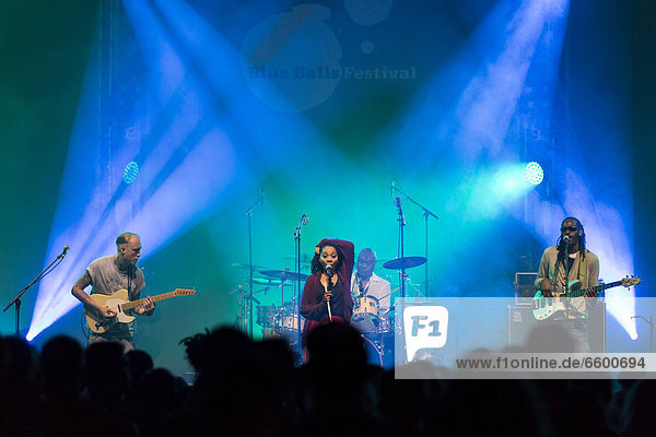 Die britische Dub- und Reggae-Sängerin Hollie Cook live im Luzernersaal des KKL beim Blue Balls Festival in Luzern  Schweiz  Europa