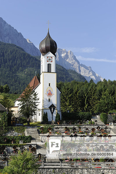 Grainau gegen Zugspitze  Zugspitzdorf  Johanneskirche  Werdenfelser Land  Oberbayern  Bayern  Deutschland  Europa  ÖffentlicherGrund