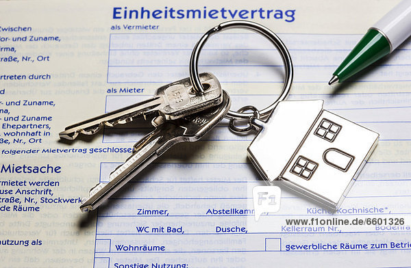 liegend liegen liegt liegendes liegender liegende daliegen Wohnhaus Immobilie Vereinbarung mieten 2 Preisschild Schlüssel Form Formen mögen deutsch Metall