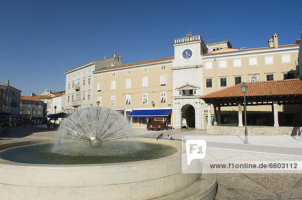 Springbrunnen Brunnen Fontäne Fontänen Europa Stadt Quadrat Quadrate quadratisch quadratisches quadratischer Mittelpunkt Cres Adriatisches Meer Adria Kroatien Zierbrunnen Brunnen