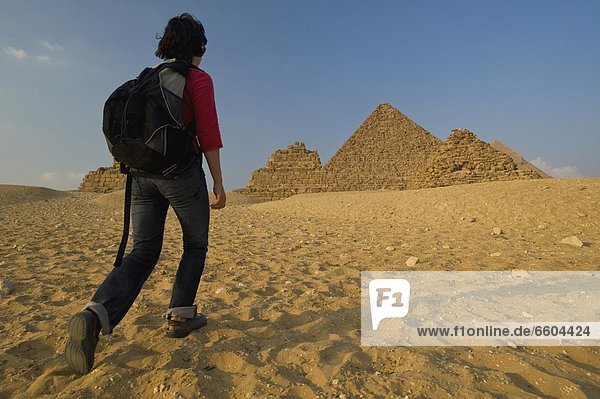 pyramidenförmig  Pyramide  Pyramiden  Rucksack  Frau  gehen  Abenddämmerung