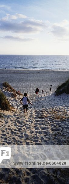 Junge - Person  Weg  rennen  Meer  Sand  Düne