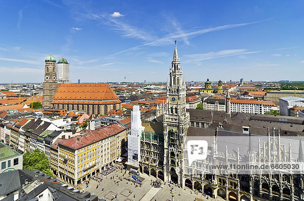 Blick vom Alten Peter auf Marienplatz Frauenkirche und Neues Rathaus  München  Oberbayern  Bayern  Deutschland  Europa