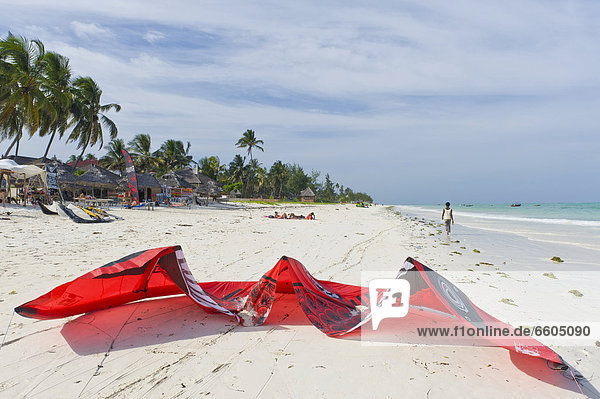 Kitesurfer und Drachen am Strand von Paje Sansibar Tansania Afrika