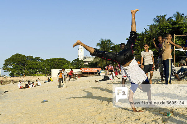 Akrobaten üben am Strand von Stone Town auf Sansibar Tansania Afrika