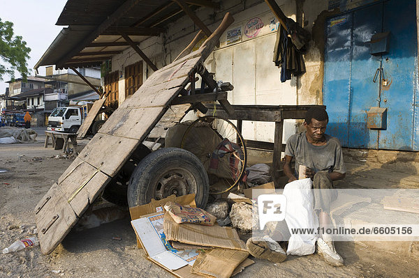 Obdachloser Mann  Stone Town auf Sansibar  Tansania  Afrika