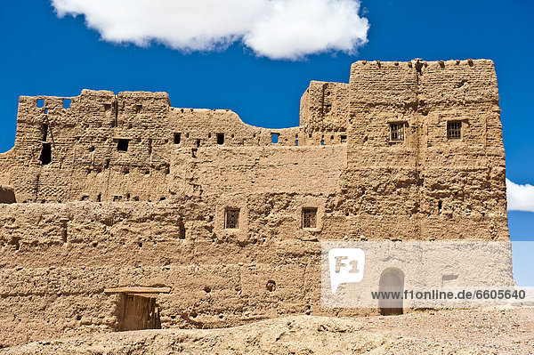 Verfallende Kasbah  aus Stampflehm errichtet  Tighremt  Wohnburg der Berber  unteres Dadestal  Straße der Kasbahs  Südmarokko  Marokko  Afrika