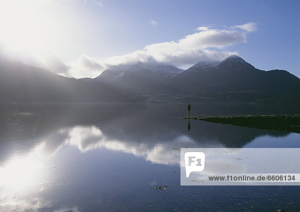 nebeneinander neben Seite an Seite Frau Kai See Ende Torridon