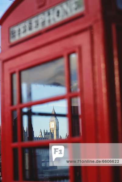 Häuser des Parlaments und Big Ben  wie durch eine rote Telefonzelle gesehen