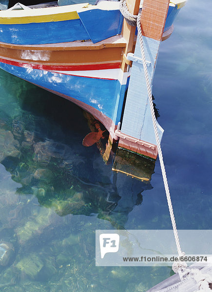 Fischereihafen Fischerhafen Farbaufnahme Farbe Boot Close-up streichen streicht streichend anstreichen anstreichend Malta