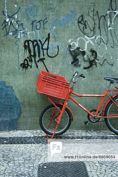 angelehnt  Wand  Fahrrad  Rad  Graffiti