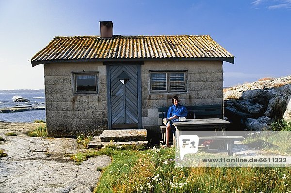 Außenaufnahme sitzend Hütte Frau