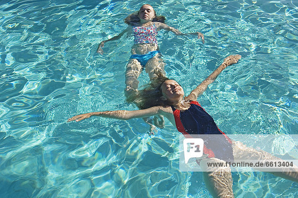 Wasser fließen 2 Schwimmbad Mädchen 12-13 Jahre 12 bis 13 Jahre