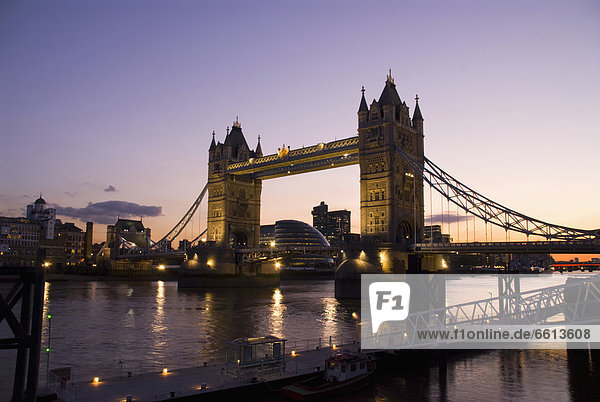 Tower Bridge in der Dämmerung  London  England  UK